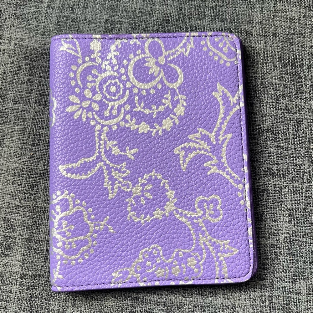 NWT Vera Bradley Passport Cover. Faux Leather. Cotswolds Dahlia Purple - Picture 3 of 6